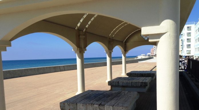 Dining ON the Sunabe Seawall l Okinawa Hai!