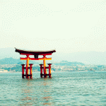 Miyajima-2015,-Itsukushima-Shrine,-floating-tourii-gate-WM