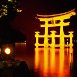 Miyajima-2015,-Itsukushima-Shrine,-night-torii-in-the-rain-WM