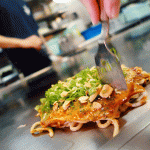 Hiroshima-2015,-Okonomiyaki,-cutting-our-pancake-WM